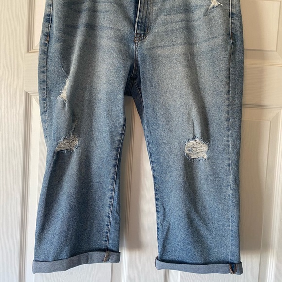 Women’s plus size cropped jeans - Picture 2 of 9